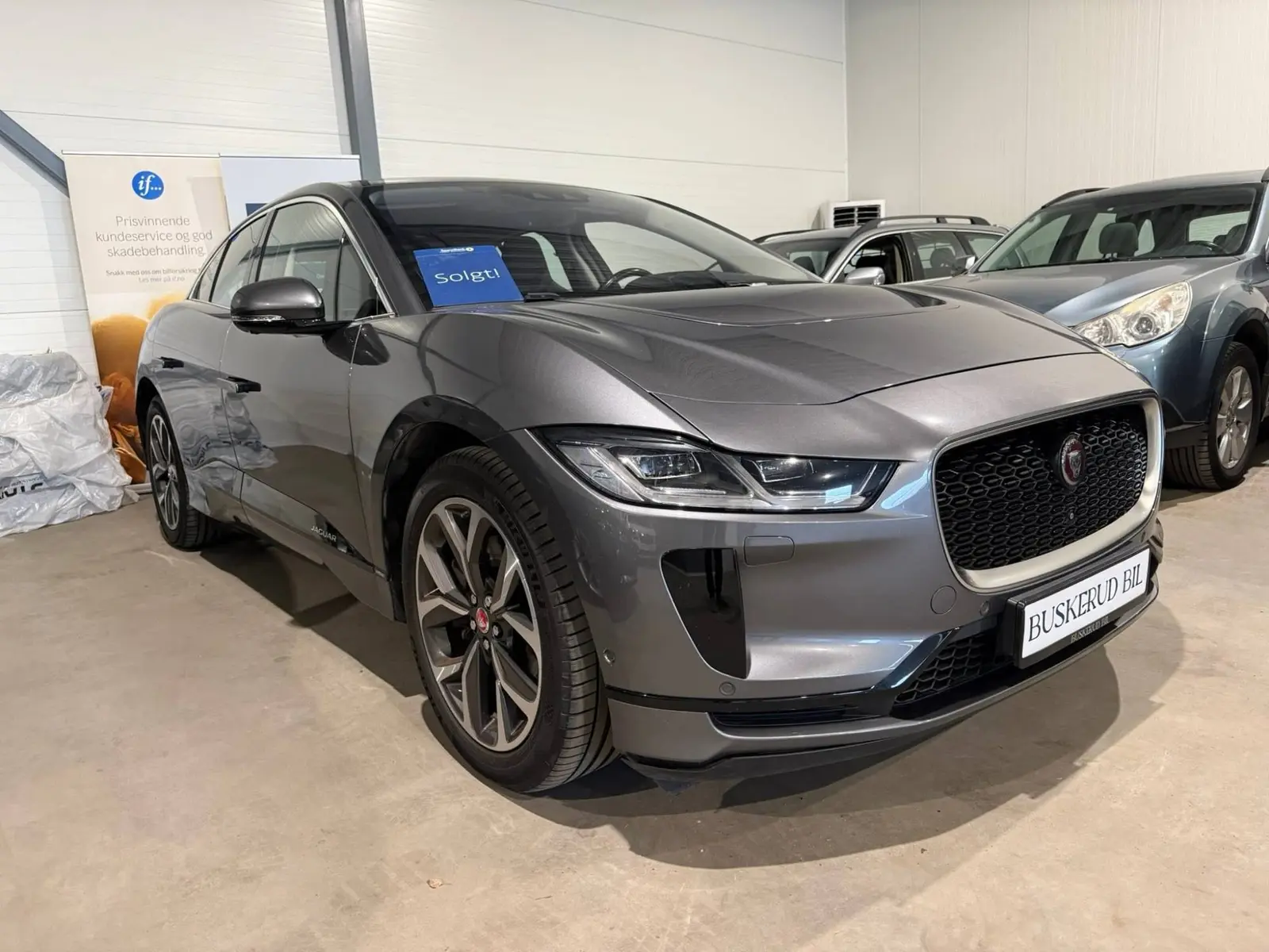 Grå Jaguar I-Pace i hallen til Buskerud Bil